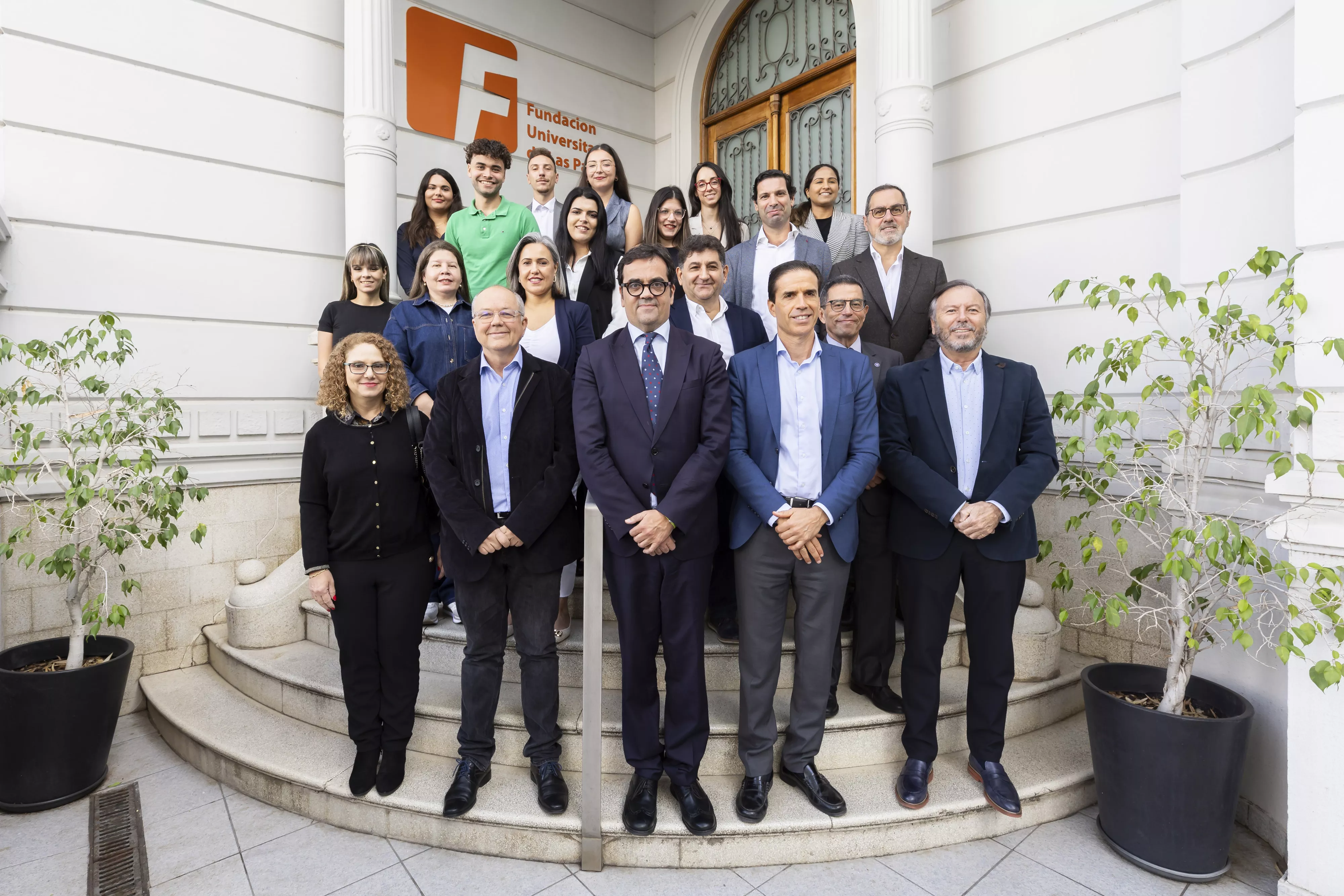 Foto de familia con las personas beneficiarias de esta edición del CUS Gestión de Comercio Urbano junto a representantes del Gobierno de Canarias, la FULP, la FGULL y las universidades canarias. / FULP