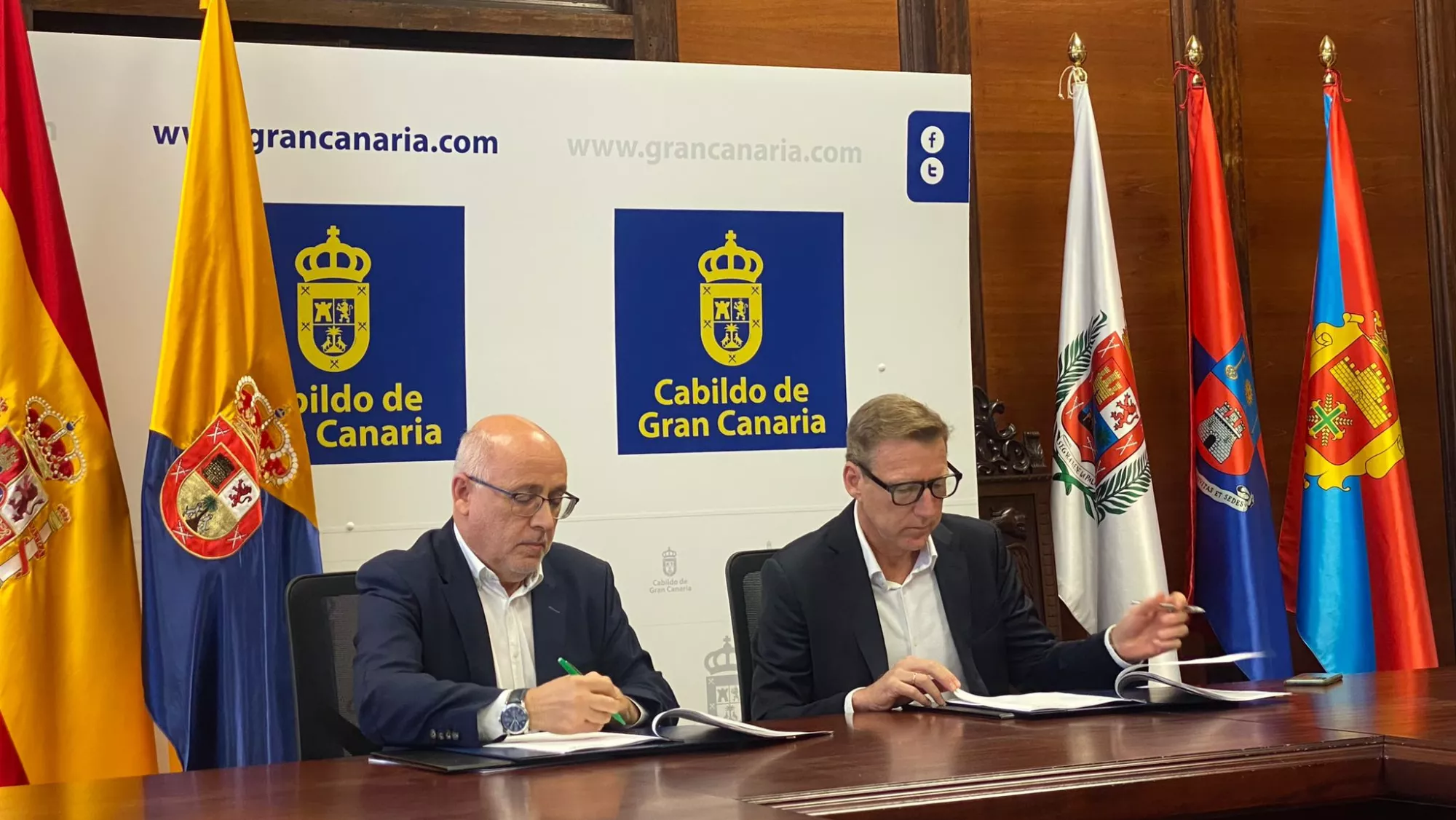 Momento de la firma del acuerdo entre el Cabildo de Gran Canaria y Naturgy / ATLÁNTICO HOY 