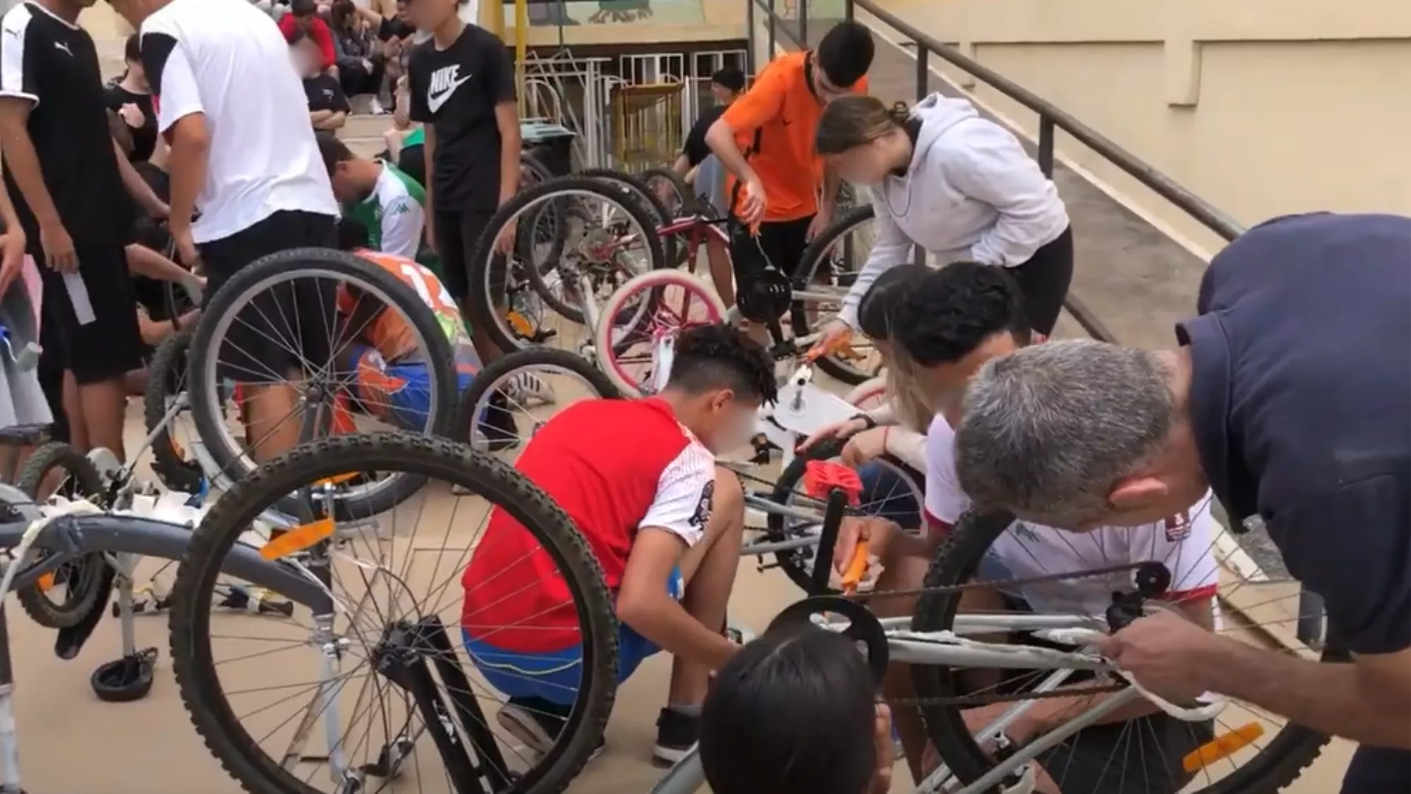 Proyecto 'Sentir La Isleta: convivir para entender' donde reparan bicicletas / IES LA ISLETA