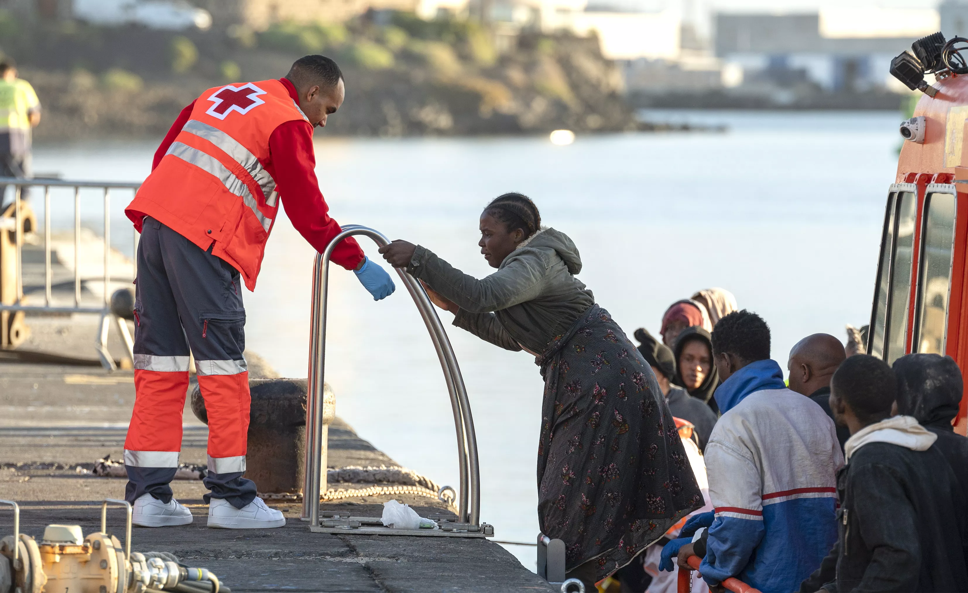 Varias personas rescatadas este miércoles en aguas de Canarias, mientras en Europa se cerraba el pacto migratorio. / EFE Varias personas rescatadas este miércoles en aguas de Canarias, mientras en Europa se cerraba el pacto migratorio. / EFE