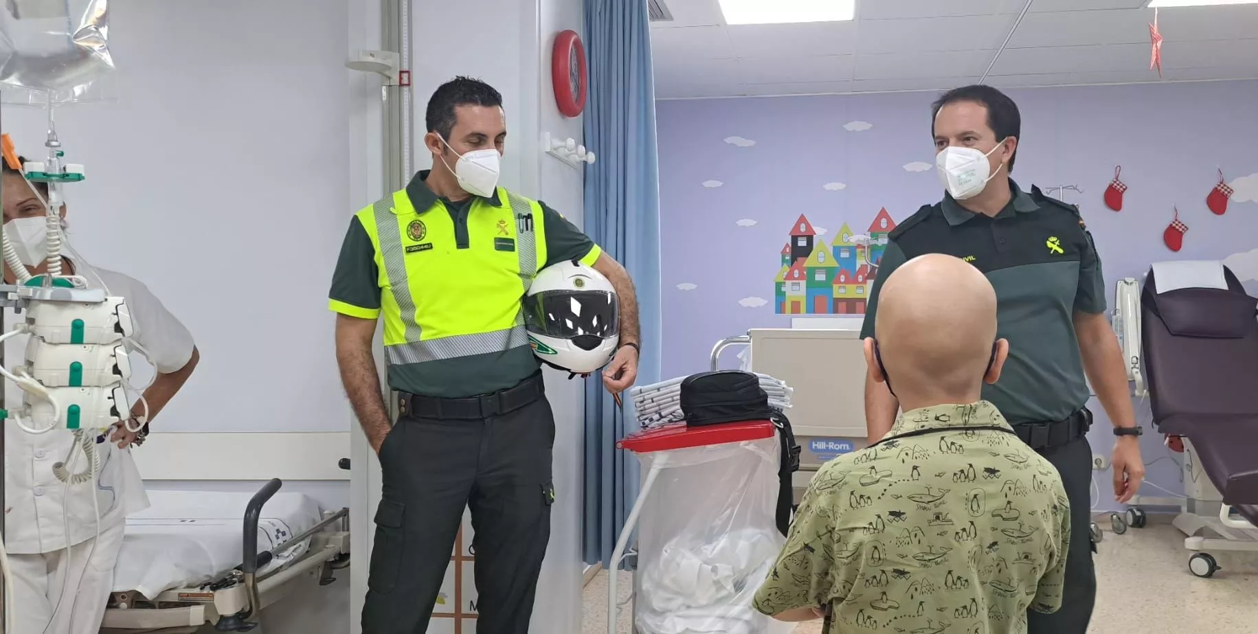 Visita de la Guardia Civil al Hospital Materno Infantil de Gran Canaria. / CEDIDA
