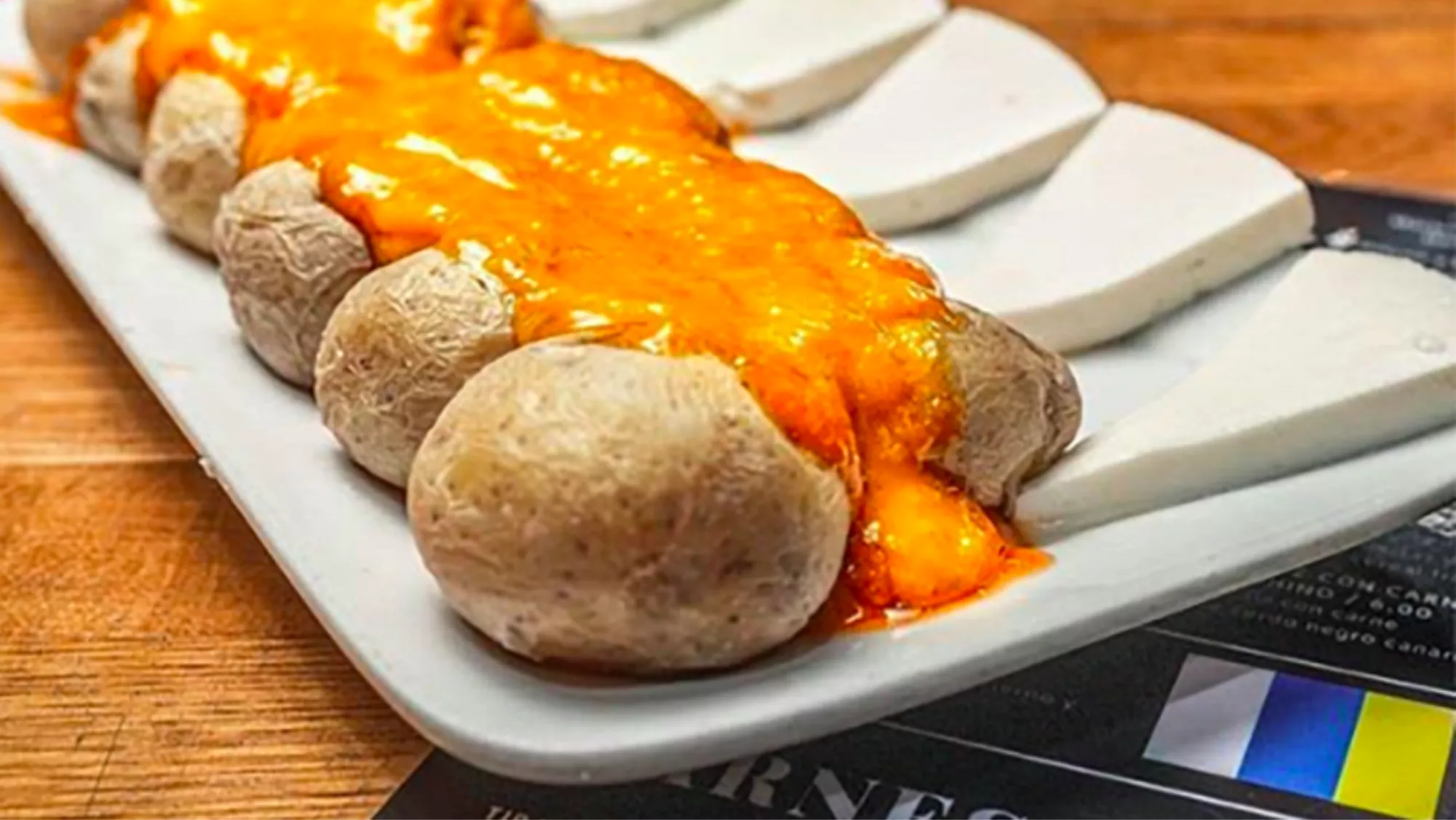El queso o las papas con mojo pueden servir como tapas o aperitivos o, mejor dicho, enyesques./ ARCHIVO.