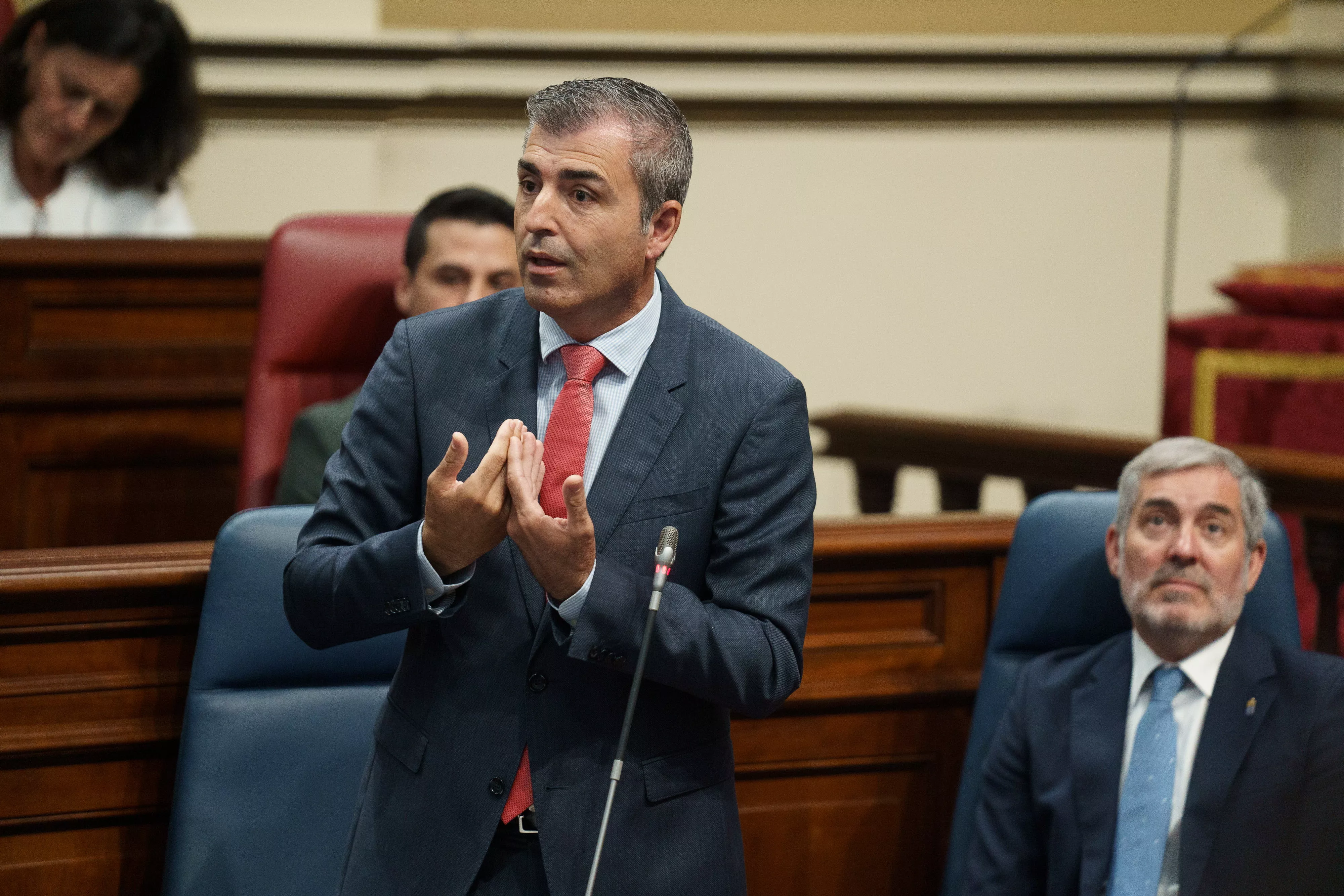 Manuel Domínguez en el Parlamento de Canarias. / EFE