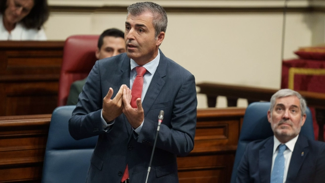 Manuel Domínguez en el Parlamento de Canarias. / EFE