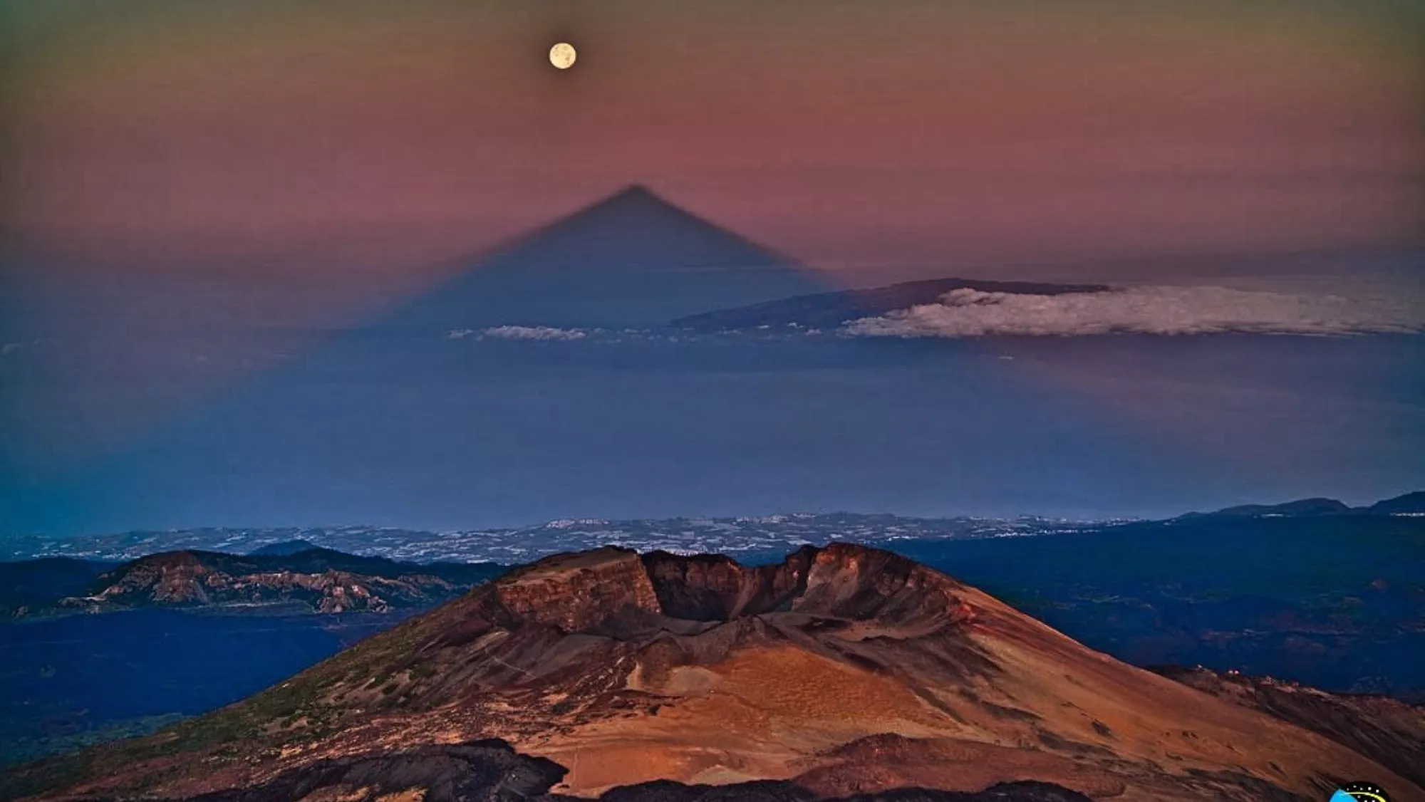 Sombra triangular de El Teide./ Juan Carlos Casado / NASA