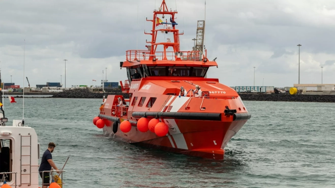 El nuevo buque de Salvamento Marítimo Guardamar Urania en las operaciones de rescate de migrantes / EFE- ADRIEL PERDOMO