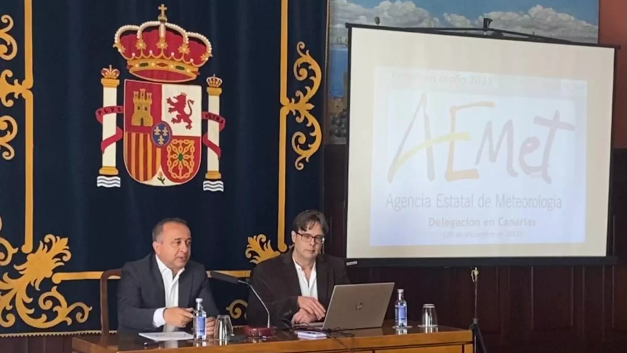 El subdelegado del Gobierno de Santa Cruz de Tenerife, Javier Plata(i), y el director del Centro Meteorológico de la Aemet en Santa Cruz de Tenerife, Victor Quintero(d). / ATLÁNTICO HOY - ALBA MARICHAL