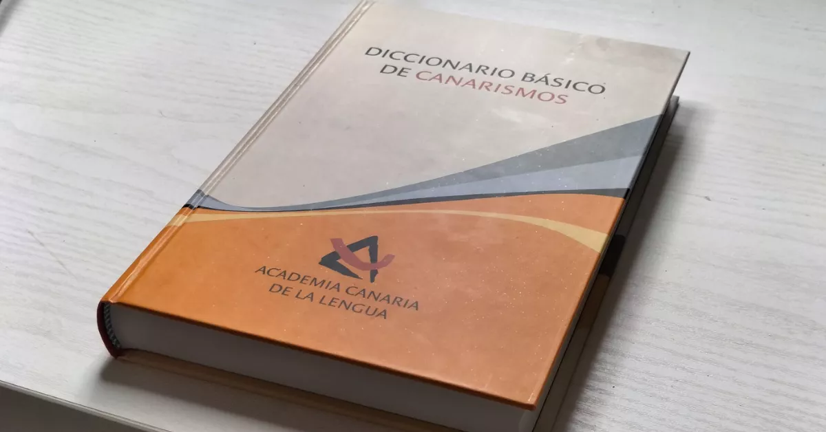Ejemplar del 'Diccionario Básico de Canarismos' de la Academia Canaria de la Lengua./ AH