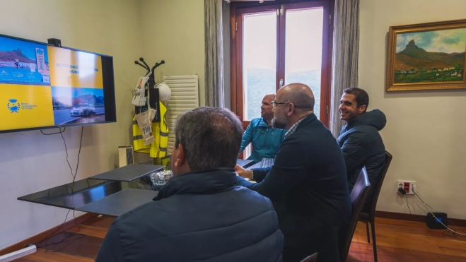Reunión de el consejero de Deportes, Aridany Romero, con los concejales de Tejeda / CABILDO DE GRAN CANARIA (1)