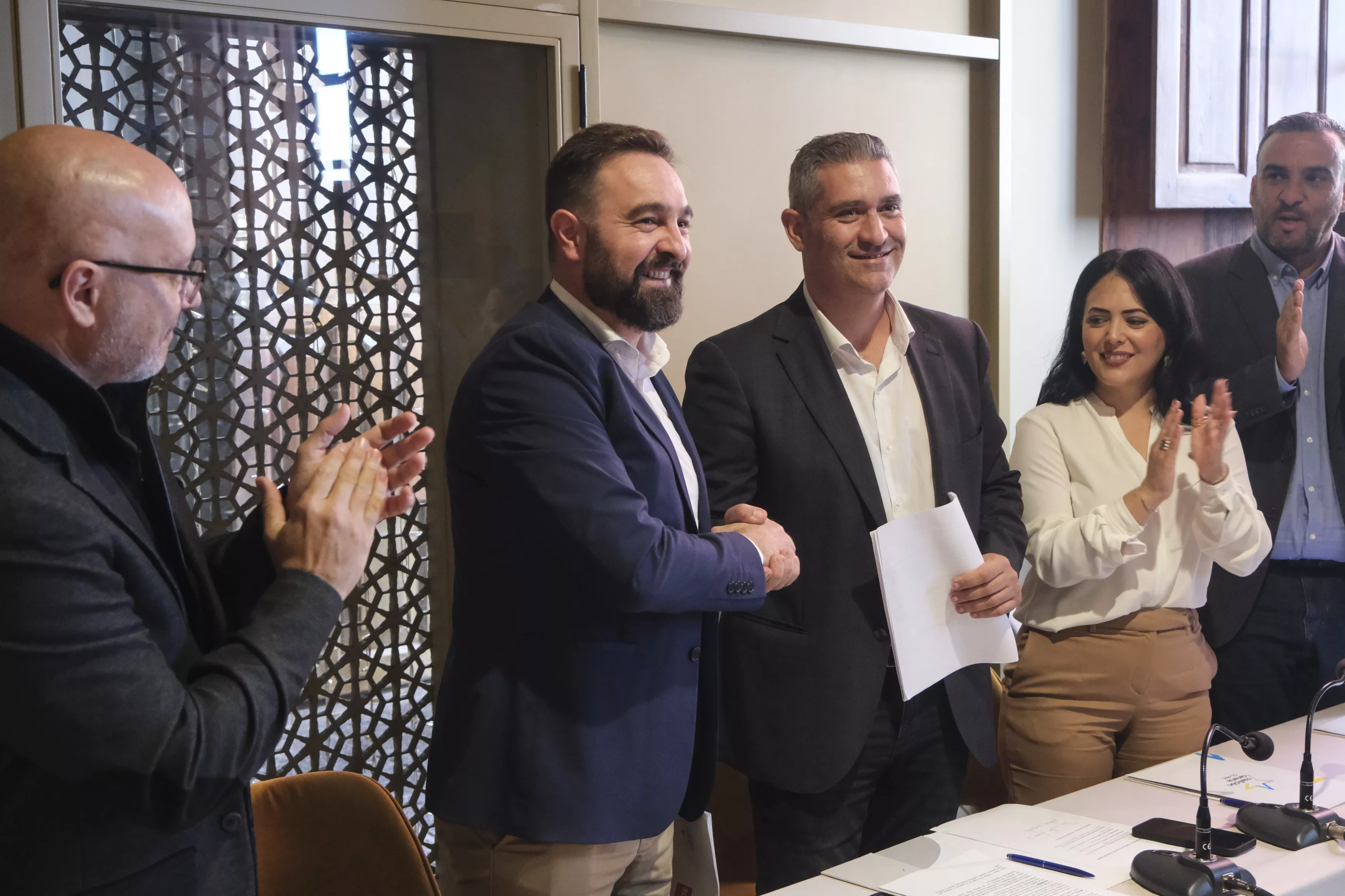El secretario de Organización del PSOE de La Laguna (Tenerife), Óscar Olave (2i), y el secretario general de Coalición Canaria en la ciudad, Francisco Hernández (3d). / EFE