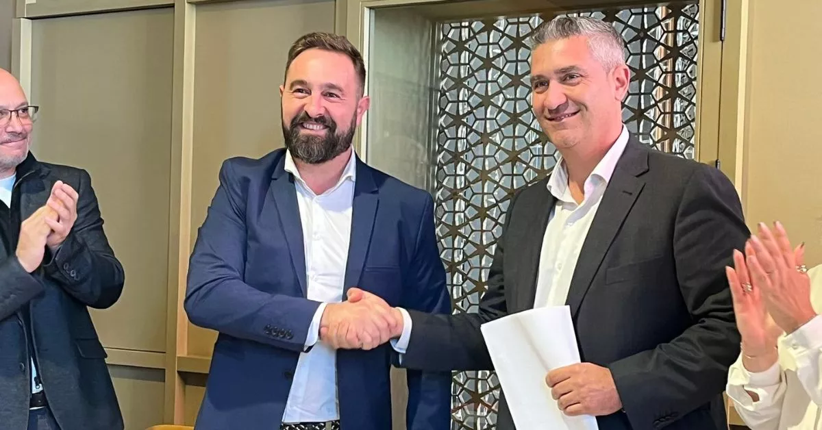 Óscar Olave, secretario de organización del PSOE La Laguna, y Francisco Hernández, secretario general de Coalición Canaria La Laguna, sellan el acuerdo de gobernabilidad / AH / BELA CABRERA