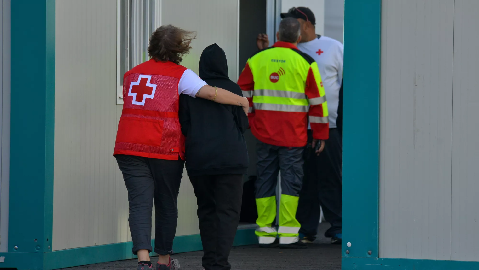 Los servicios de emergencias atienden a los migrantes / EFE - GELMERT FINOL