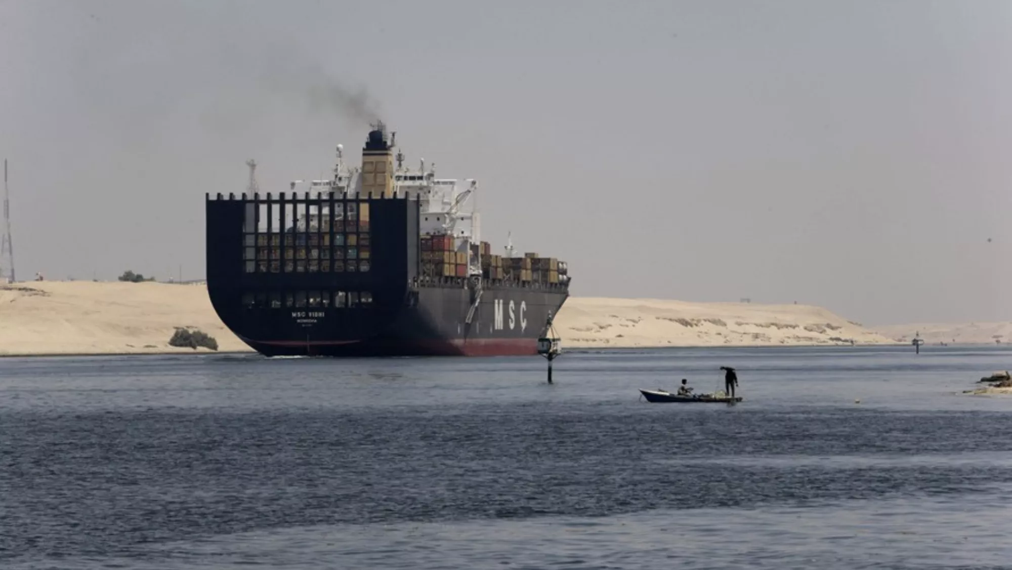 Un barco cruza el Canal de Suez cerca de la ciudad de Ismailía, a 130 kilómetros al este de El Cairo (Egipto), en una imagen de archivo  / EFE - AMEL PAIN