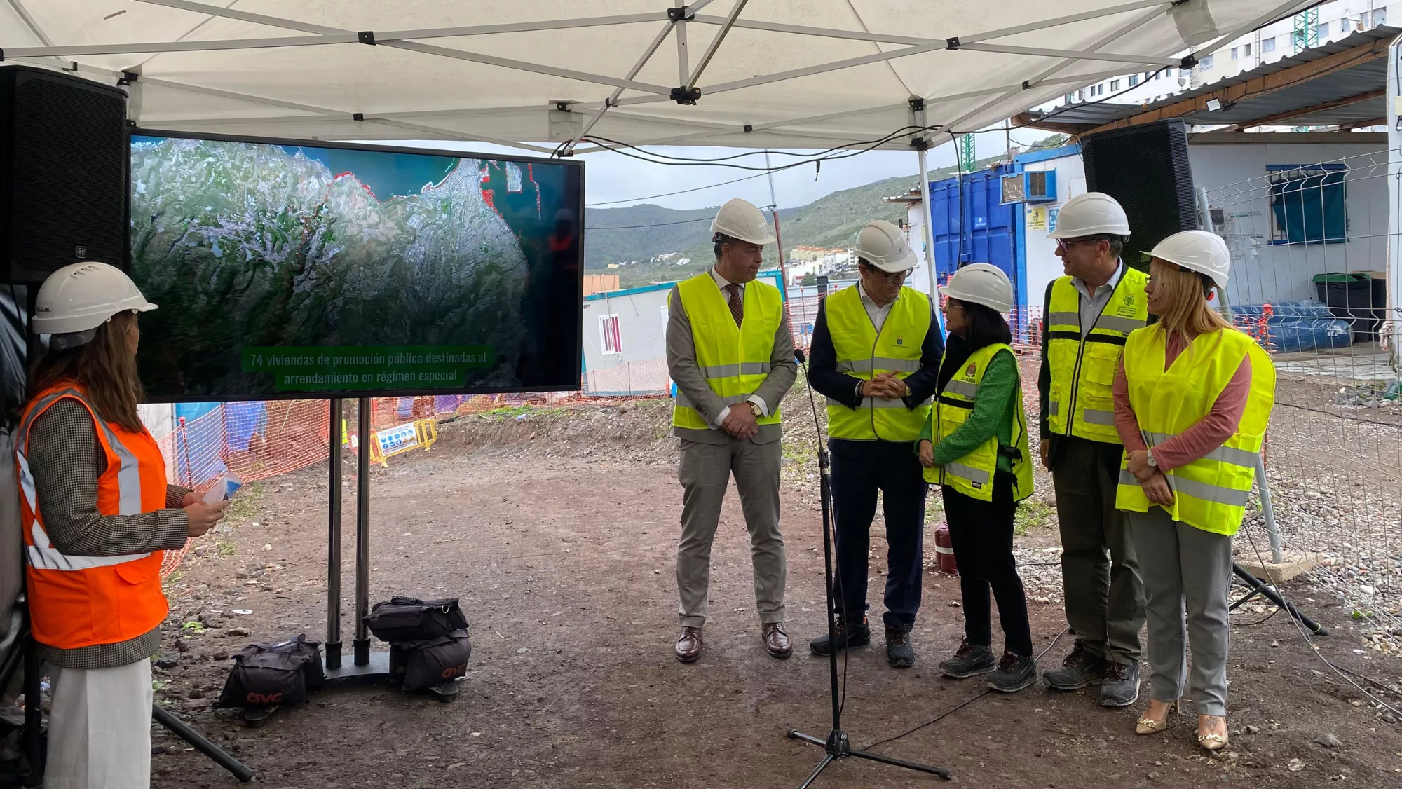 Momento previo a la puesta de la primera piedra en Tamaraceite / ATLÁNTICO HOY