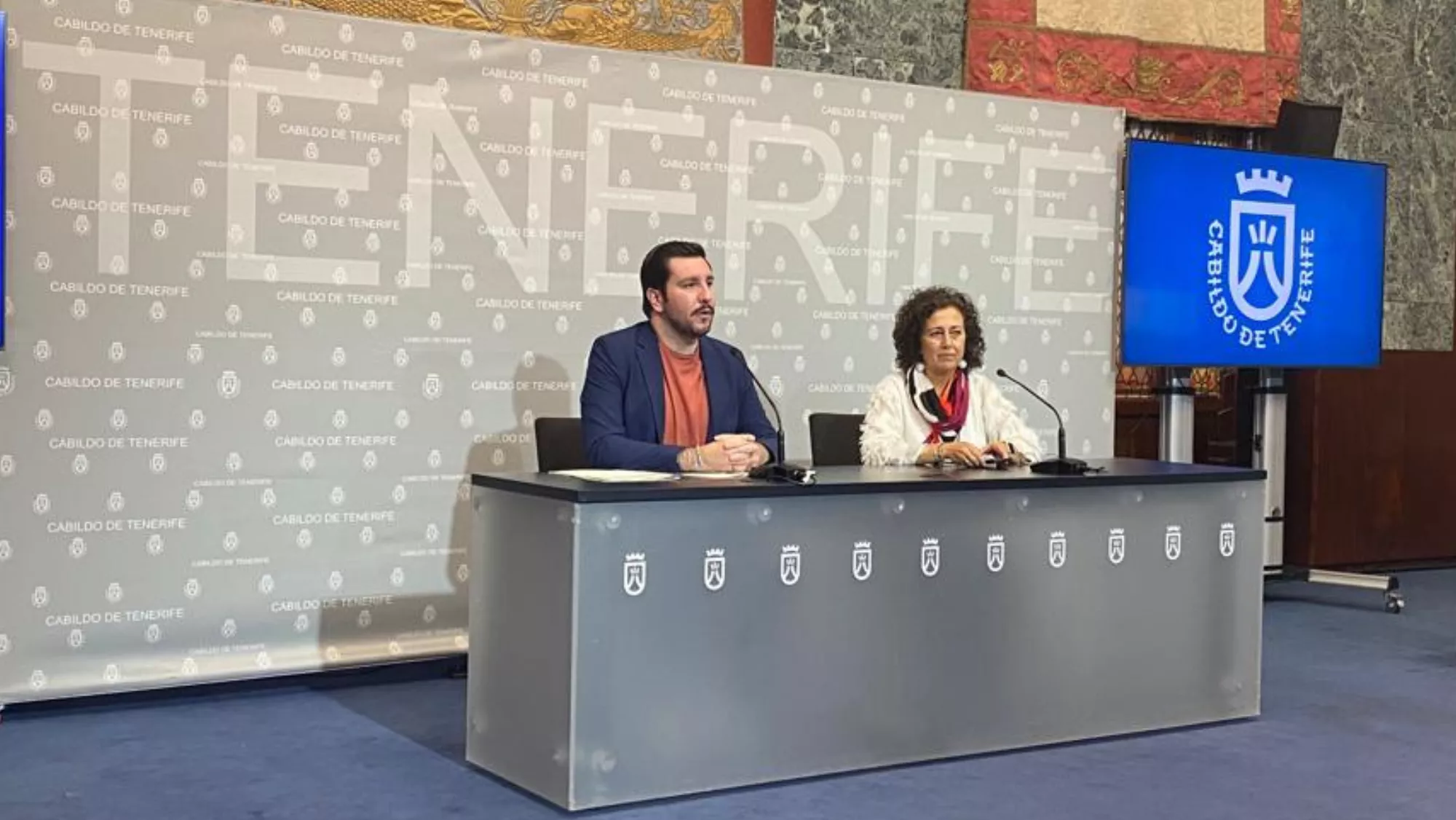 El consejero de Juventud y Formación, Serafín Mesa(i), y la técnica del área de Juventud y Formación, Begoña Martínez (d). / ATLÁNTICO HOY - ALBA MARICHAL