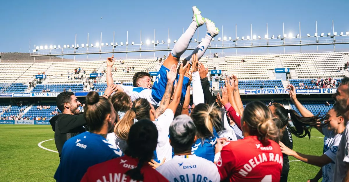 Las jugadoras de la UD Tenerife mantearon a Claire Falknor a modo de despedida tras el partido ante el FC Barcelona en el Heliodoro./ Sandra Acosta.Cl
