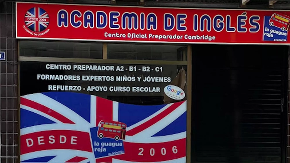 Entrada a la academia La Guagua Roja en Santa Cruz de Tenerife./ LA GUAGUA ROJA