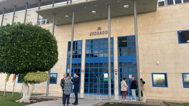 Los letrados de las víctimas y del canterano del Real Madrid, Raúl Asencio, en la entrada delos Juzgados este viernes / ATLÁNTICO HOY
