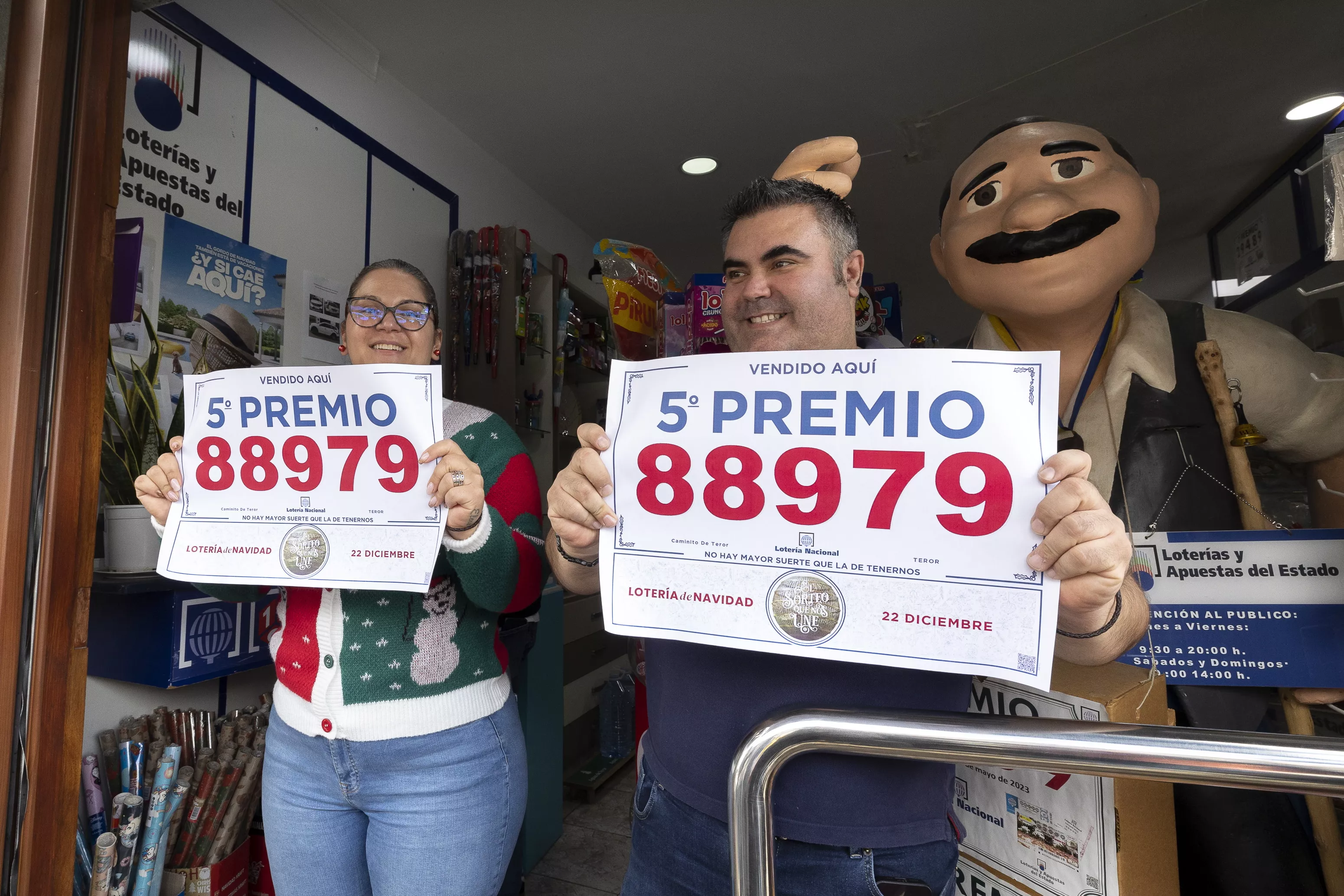 La Administración "Caminito de Teror", en Canarias, ha repartido un pellizco de un quinto premio. / EFE 