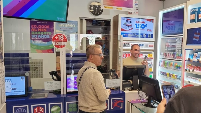 Nauzet García, del kiosko El Faso, al enterarse de que había vendido el Gordo de Navidad / ATLÁNTICO HOY - G. DÍAZ MEDINA Nauzet García, del kiosko El Faso, al enterarse de que había vendido el Gordo de Navidad / ATLÁNTICO HOY - G. DÍAZ MEDINA