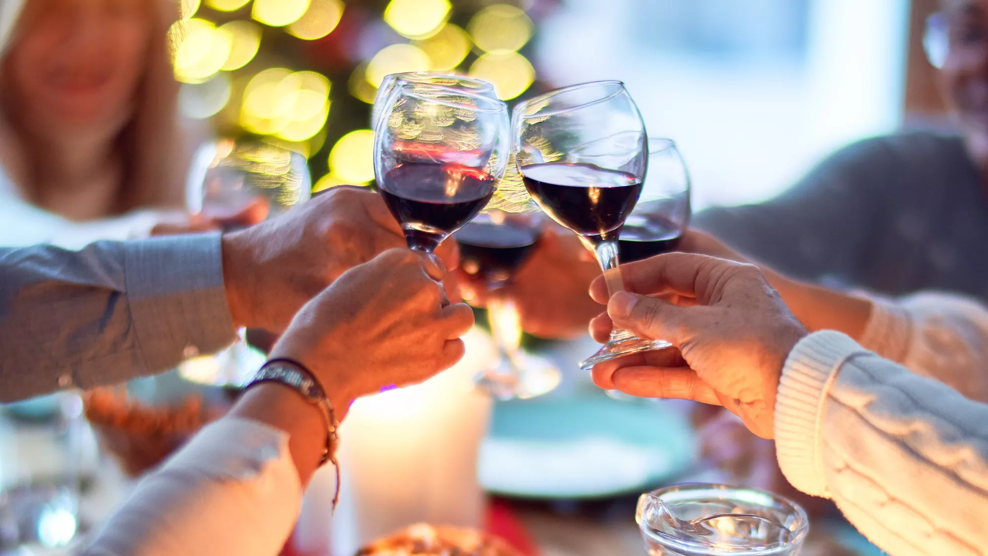 Varias personas brindan en una cena./ UNSPLASH