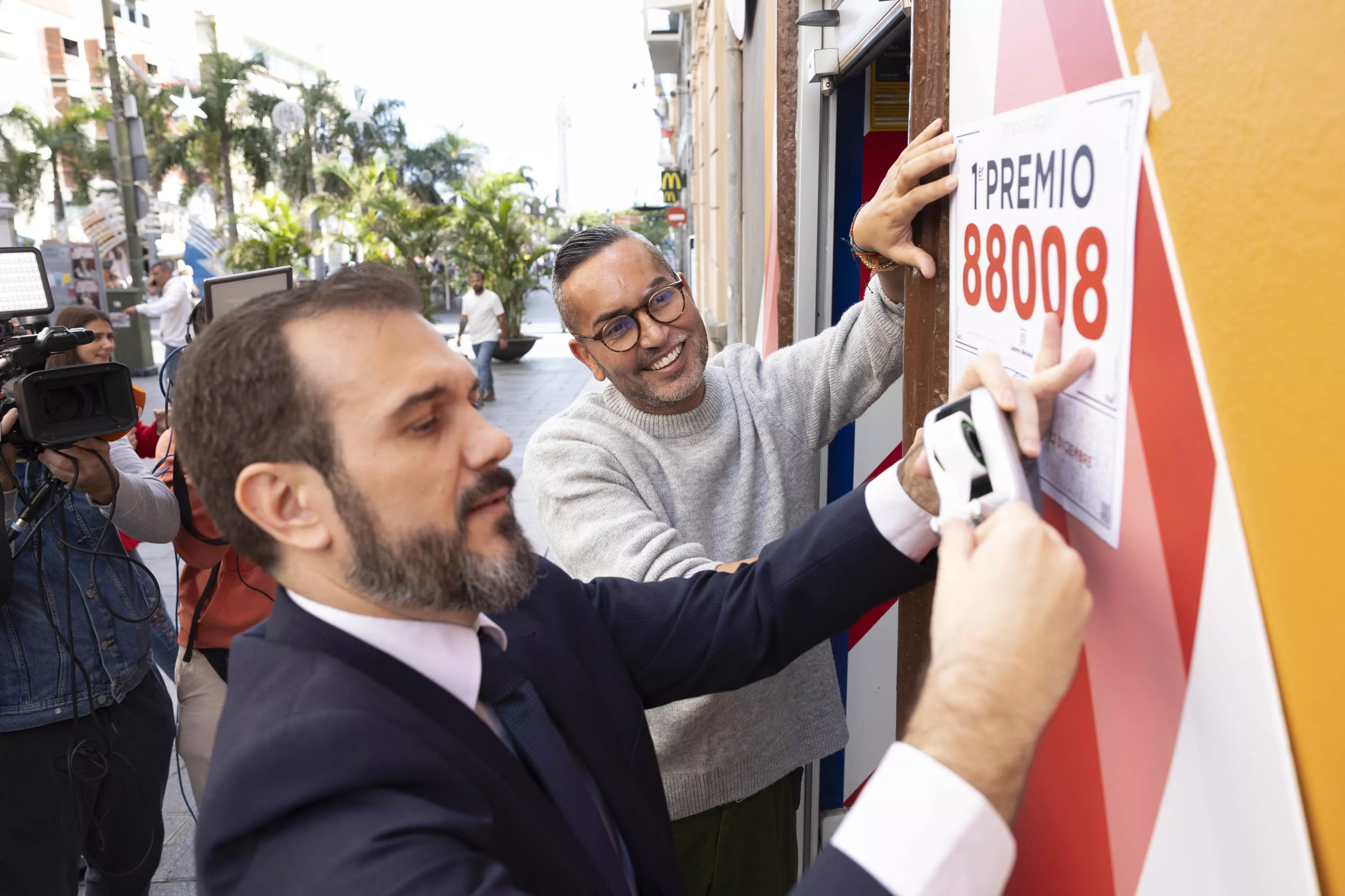  El propietario de la administración del Loterias nº 9 de Santa Cruz de Tenerife, Hari Satyani . / MIGUEL BARRETO-EFE