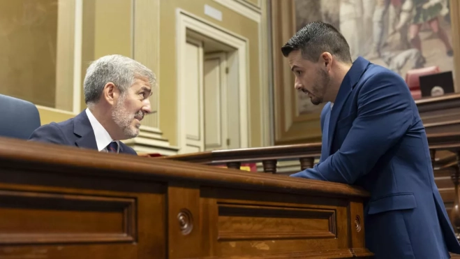  Imagen de archivo del secretario de organización de Coalición Canaria (CC), David Toledo (i), junto con el presidente de Canarias y líder de la formación, Fernando Clavijo (d) / EFE - MIGUEL BARRETO