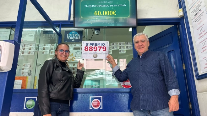 El dueño de la Administración de Lotería El Drago y la encargada / ATLÁNTICO HOY - MARCOS MORENO