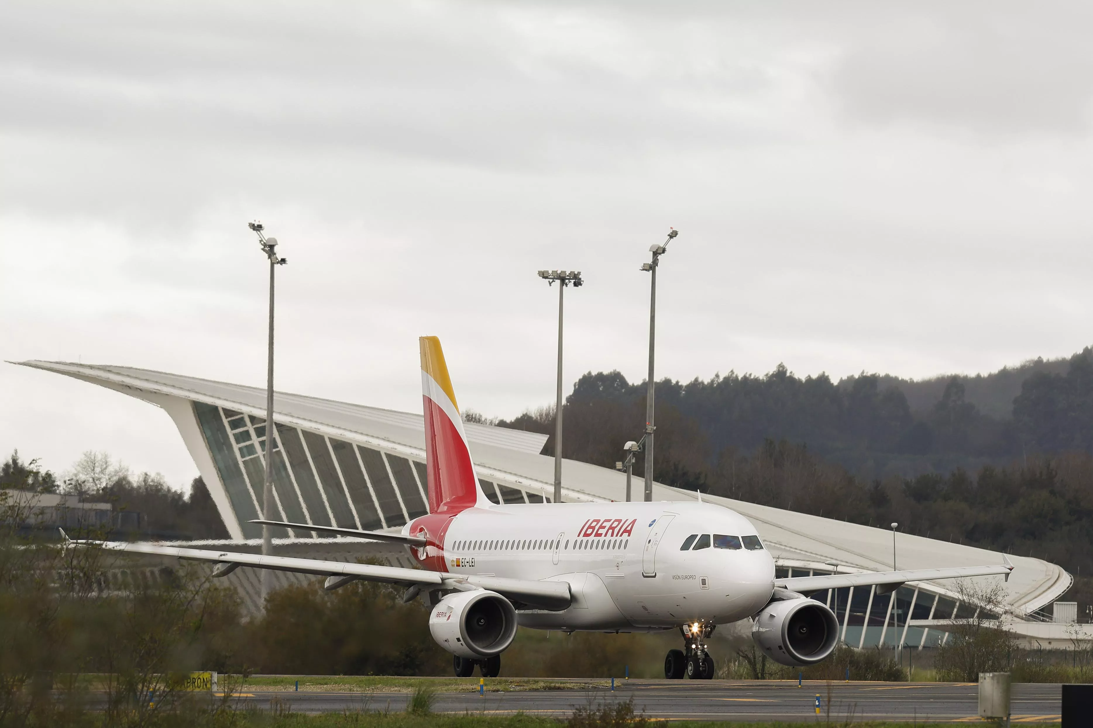 Avión de Iberia en el Aeropuerto de Bilbao en Loiu. / EFE