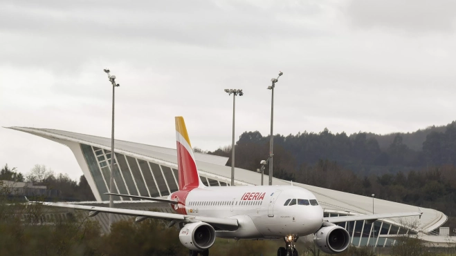 Avión de Iberia en el Aeropuerto de Bilbao en Loiu. / EFE
