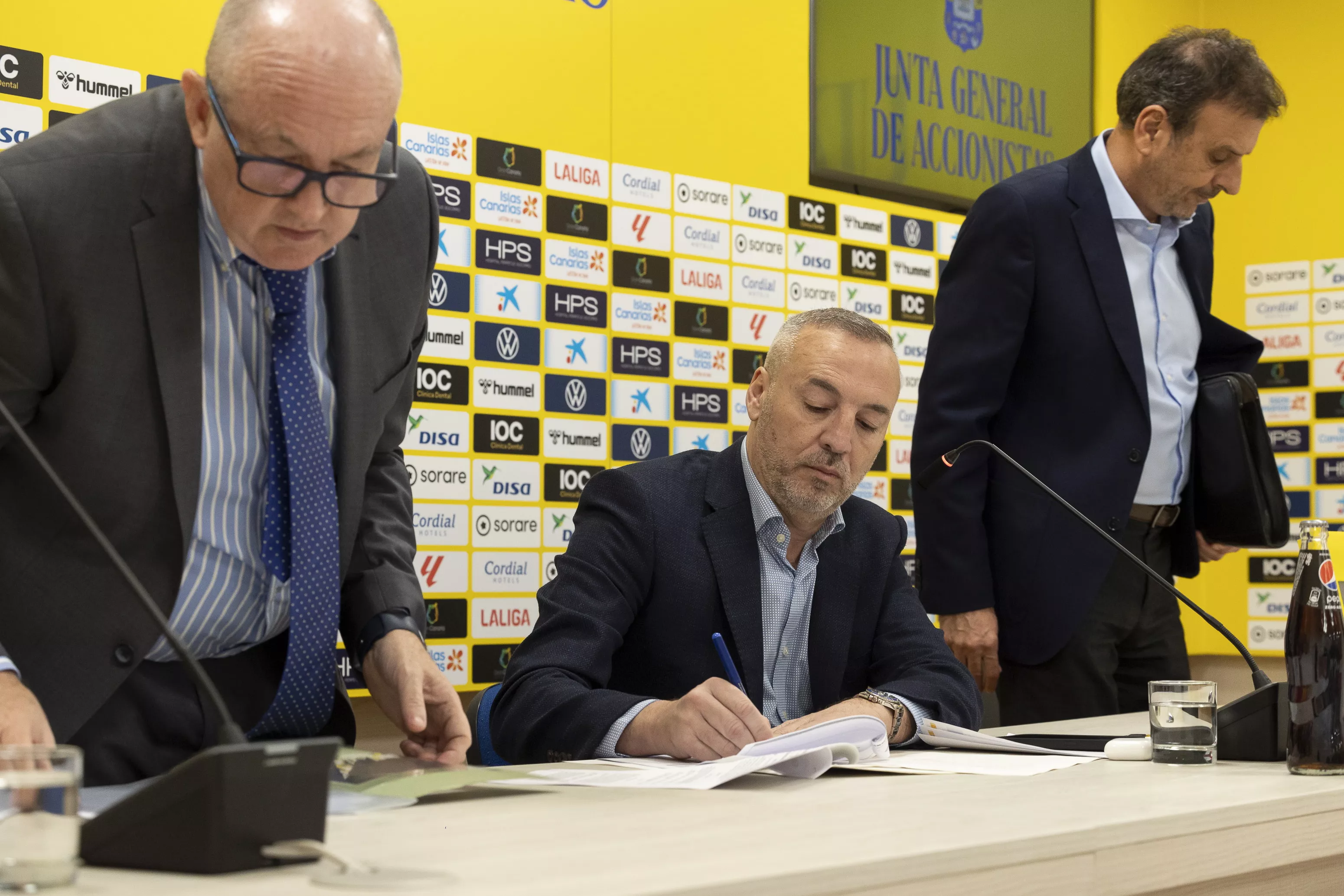El presidente de la UD Las Palmas, Miguel Ángel Ramírez, firma un documento durante la junta de accionistas del club. / EFE-QUIQUE CURBELO