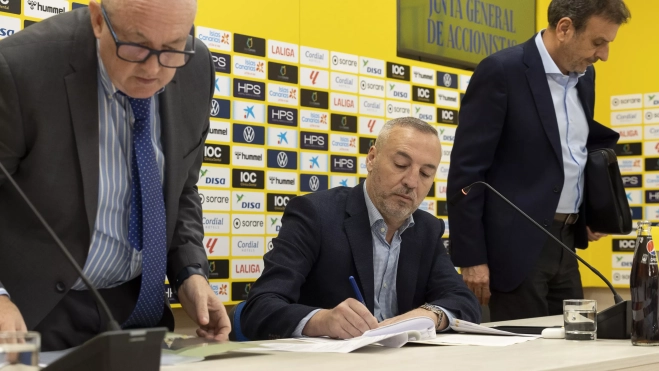 El presidente de la UD Las Palmas, Miguel Ángel Ramírez, firma un documento durante la junta de accionistas del club. / EFE-QUIQUE CURBELO