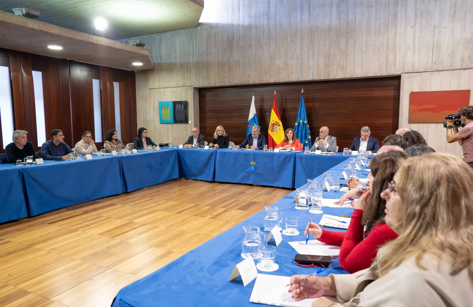 En la imagen, un detalle de la reunión entre Gobierno de Canarias, cabildos, ayuntamientos y sindicatos para la estabilización del personal público. / AH