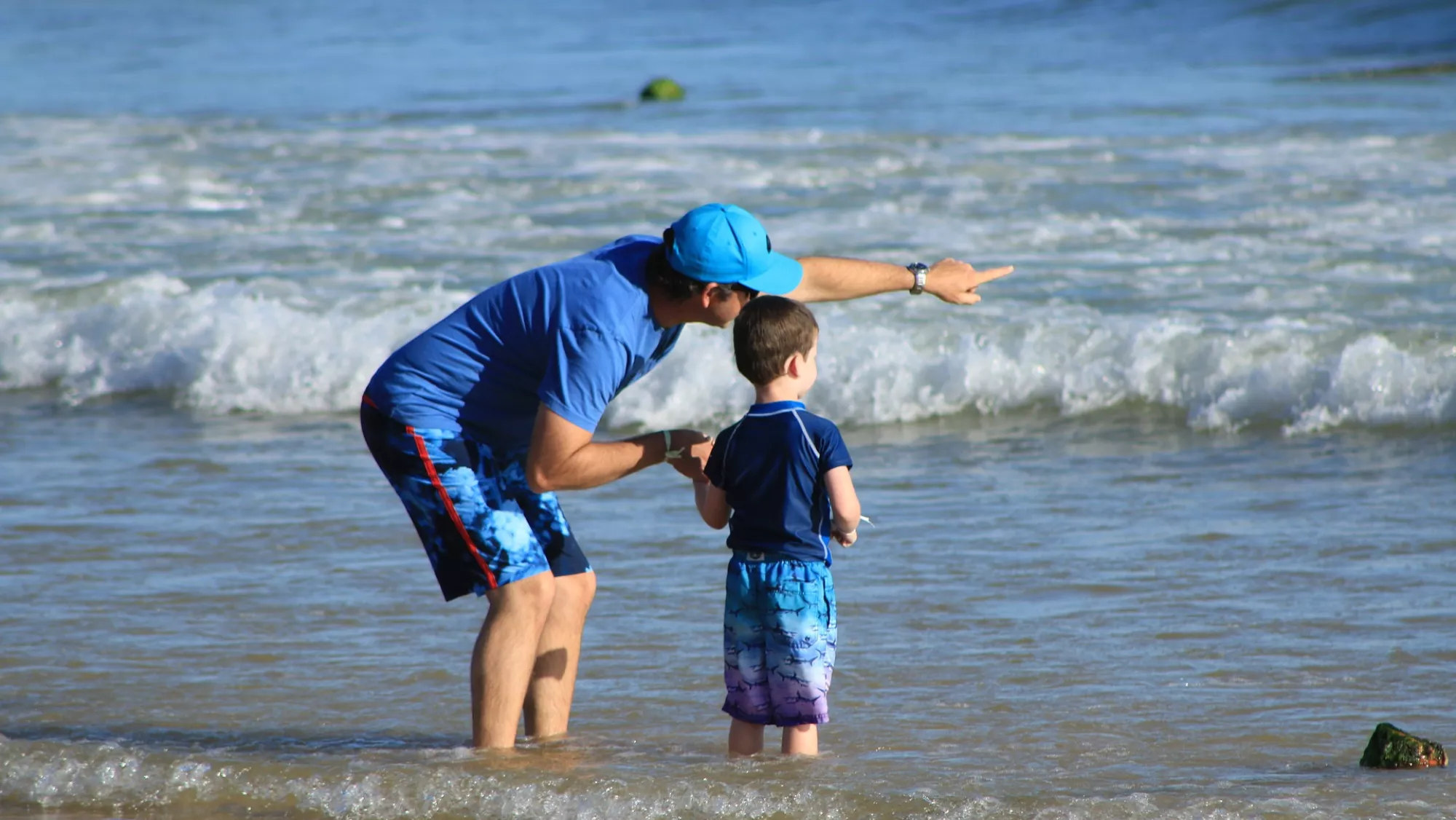 Un padre con su hijo en la playa / PIXABAY