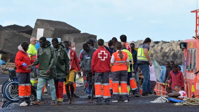 Personas migrantes llegan al puerto de La Restinga, en El Hierro / EFE - GELMERT FINOL