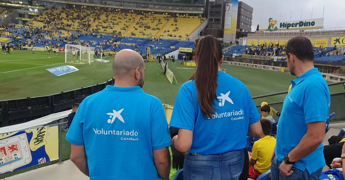 Voluntarios de Caixabank en la Grada Solidaria con usuarios de la Asociación MI Hijo y Yo / CAIXABANK Voluntarios de Caixabank en la Grada Solidaria con usuarios de la Asociación MI Hijo y Yo / CAIXABANK