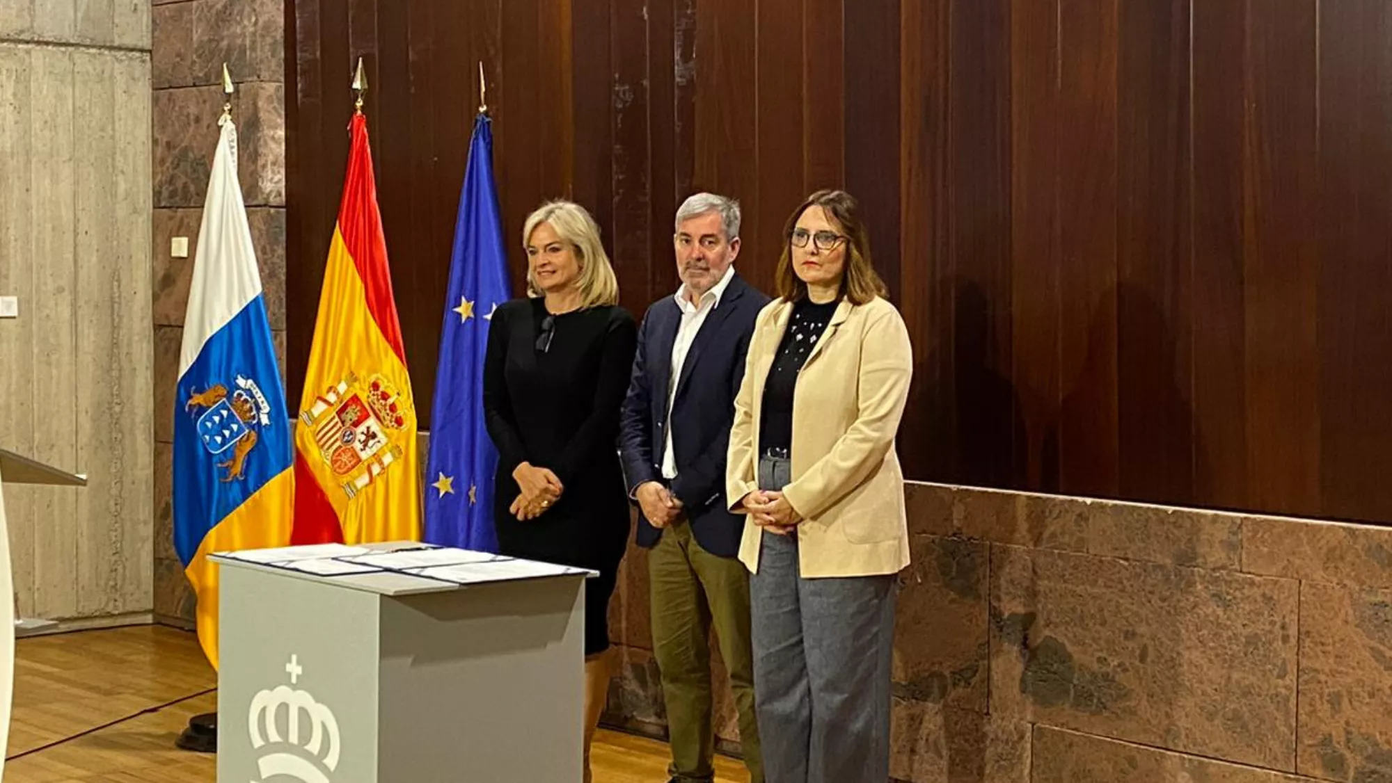 Esther Monzón (i), Fernando Clavijo (c) y Candelaria Delgado (d) en la firma de la estrategia sociosanitaria/ ATLÁNTICO HOY - ALBA MARICHAL 
