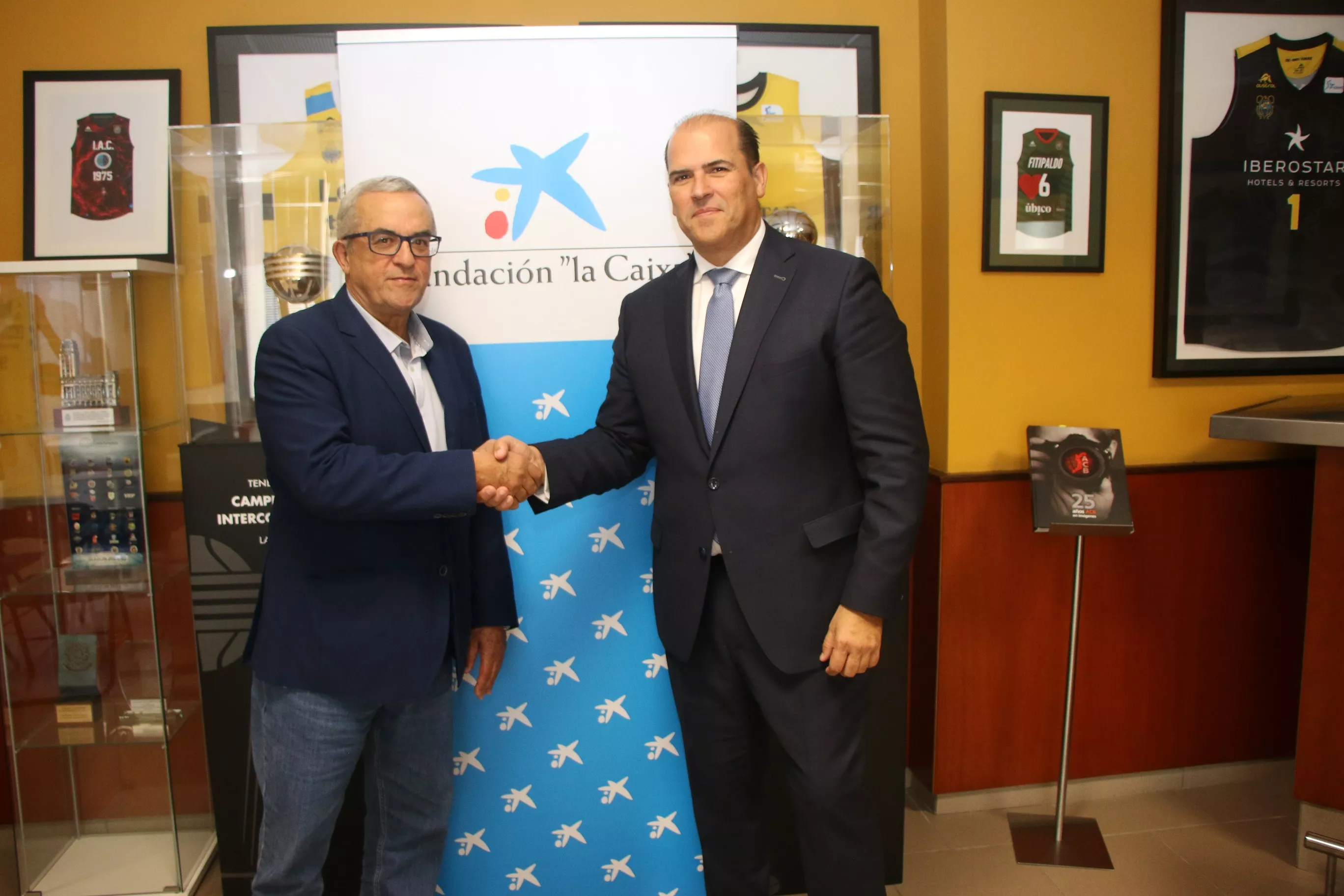 El presidente de la Fundación CB Canarias, Santiago Cacho y el director territorial de CaixaBank en Canarias, Manuel Afonso, durante la firma del acuerdo / CEDIDA