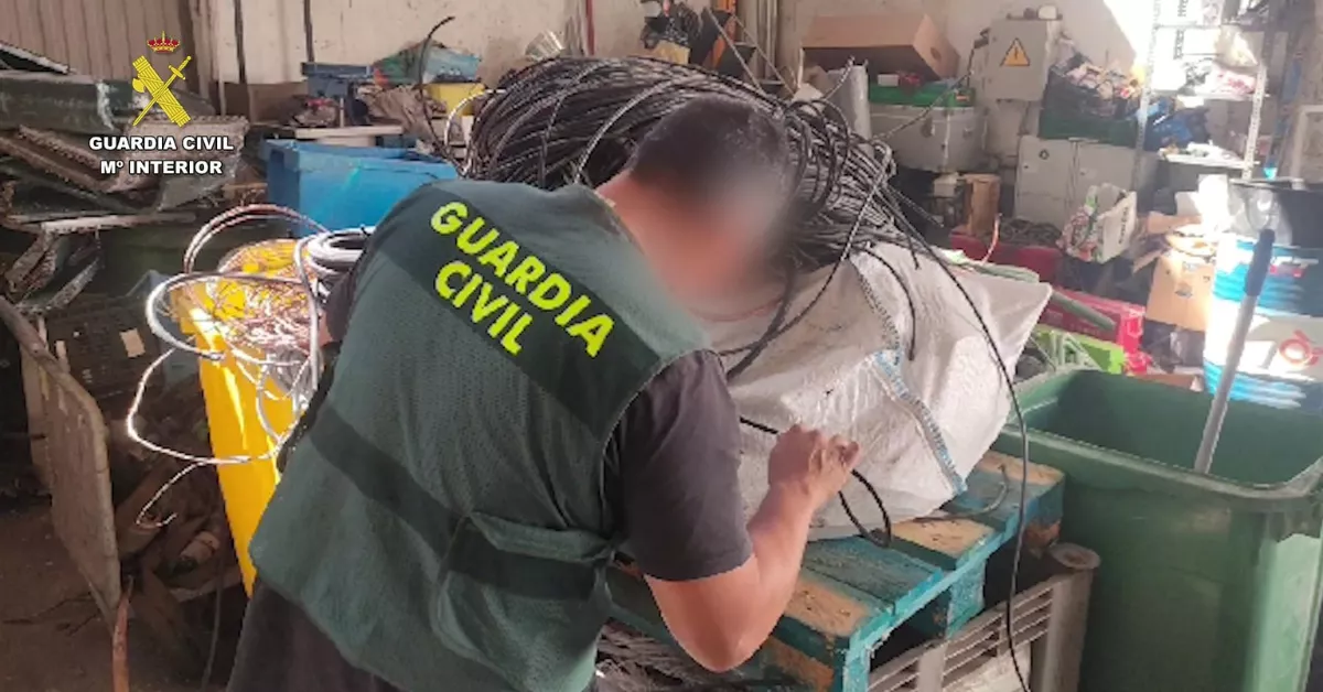 La Guardia Civil con el cobre robado / GUARDIA CIVIL