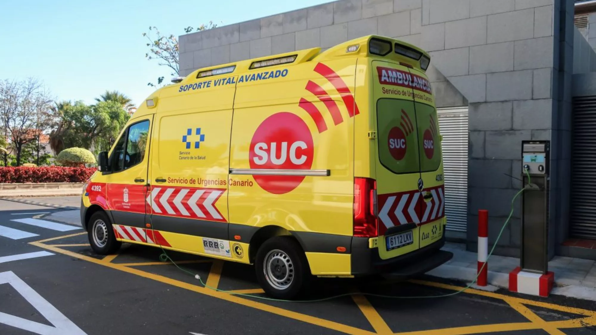 Atropello en Telde: tres mujeres heridas, dos graves, en un paso de peatones. En la imagen, una ambulancia del Servicio de Urgencias Canario / GOBIERNO DE CANARIAS