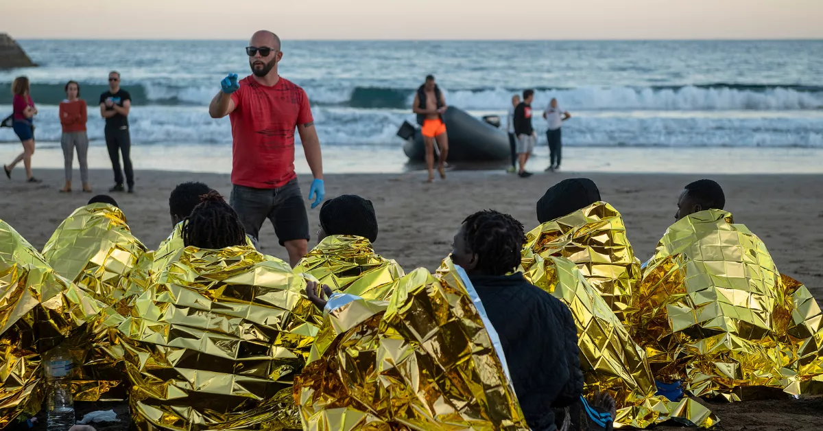 Imagen de archivo con un grupo de inmigrantes llegaron a Canarias a bordo de una lancha neumática. / ADRIEL PERDOMO-EFE