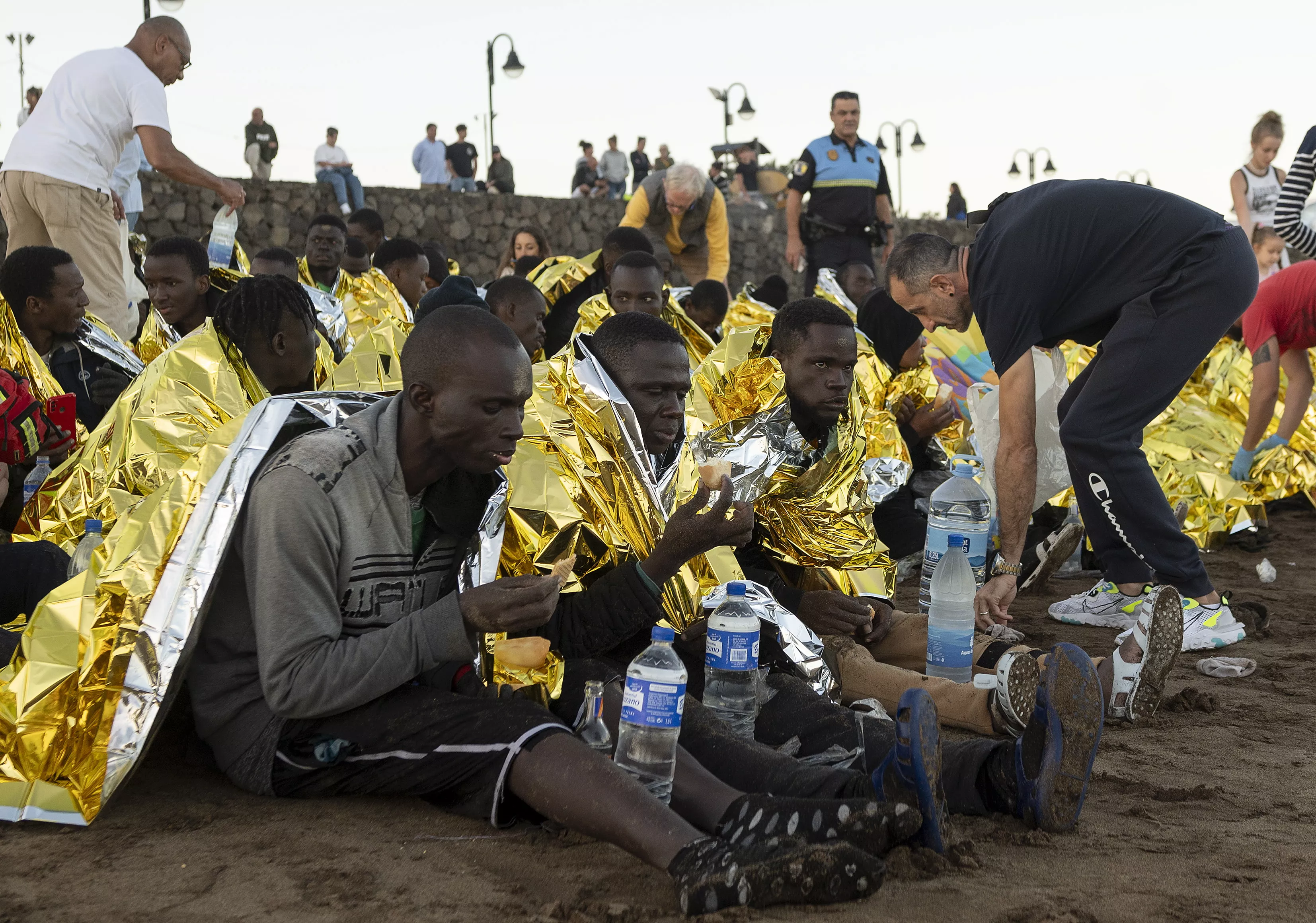Un grupo de migrantes recibe atención tras arribar este jueves a Canarias en una neumática. / ADRIEL PERDOMO-EFE