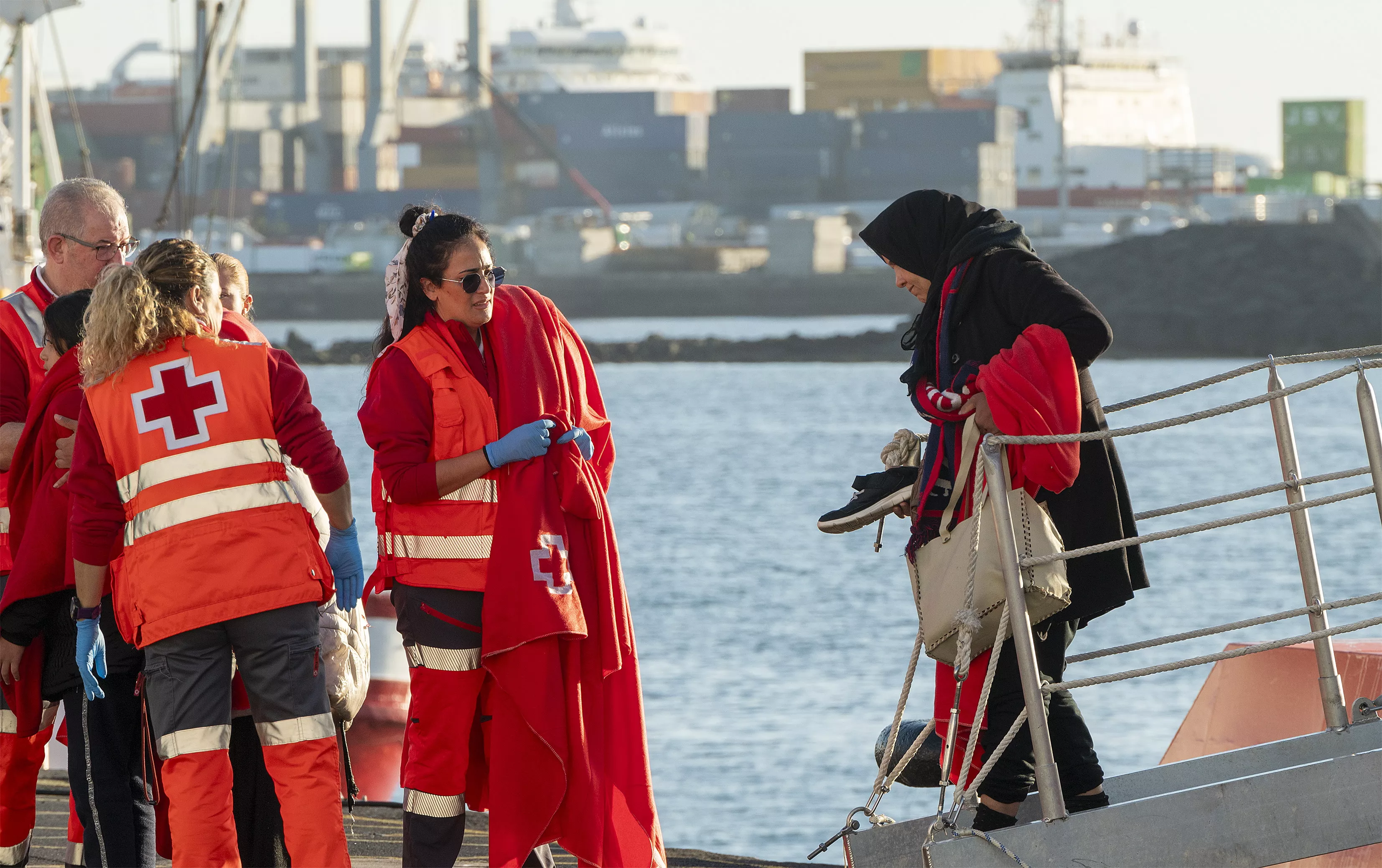 Una migrante rescatada por Salvamento Marítimo llega al puerto de Arrecife. / ADRIEL PERDOMO-EFE