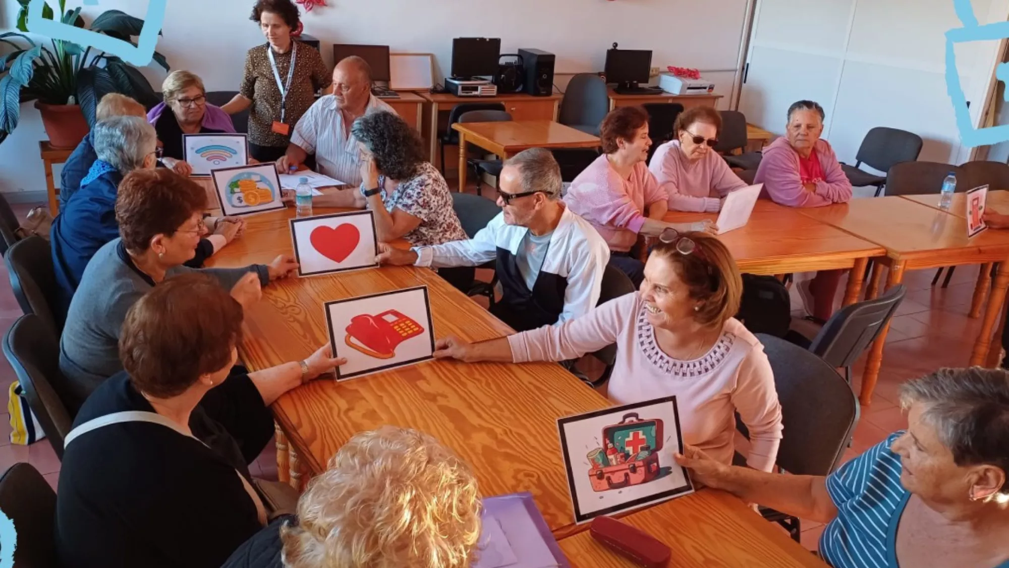 En la imagen, taller dentro del proyecto El Buen Vivir de Factoría Social en el que se trabajó el buen trato hacia las personas mayores y la prevención de estafas. / AH