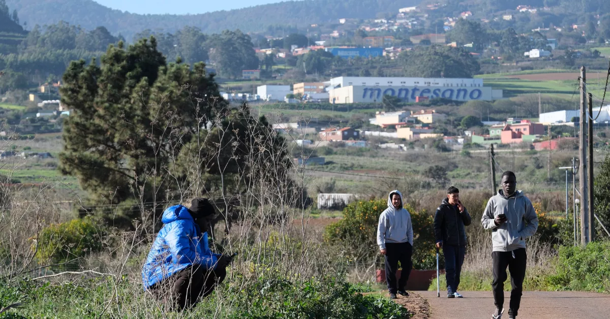En la imagen, un grupo de jóvenes migrantes llegados a Canarias en cayuco o patera camina por las cercanías del centro de acogida para extranjeros de Las Raíces, en La Laguna  ALBERTO VALDÉS   EFE