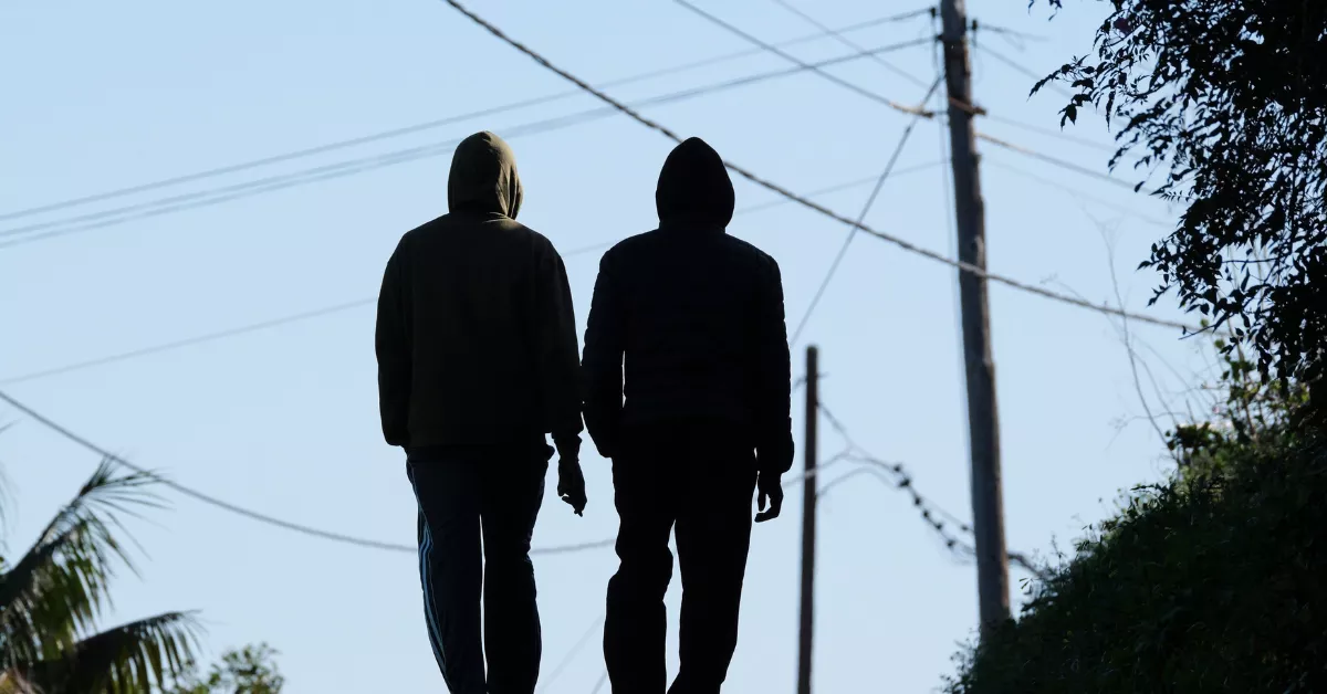 Dos jóvenes africanos llegados a Canarias en cayuco o patera camina por las cercanías del centro de acogida para extranjeros de Las Raíces, en La Laguna  ALBERTO VALDÉS   EFE