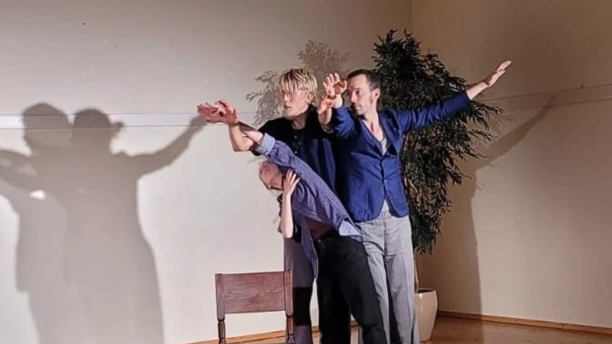 El trío formado por Beljana Metje, Valtteri Keinämen y Jonas Marx, bailarines que viven en El Hierro. / CEDIDA