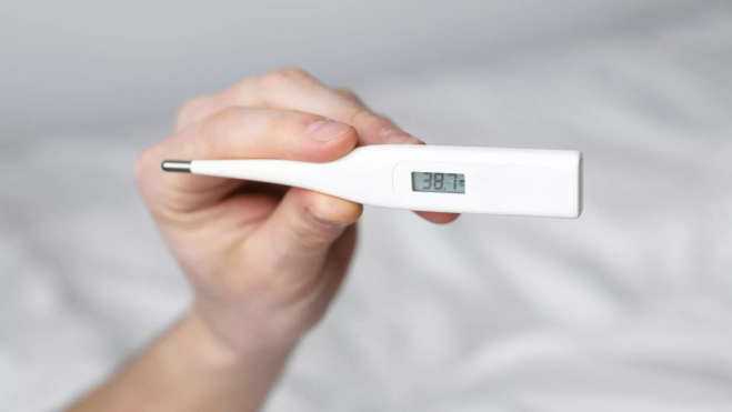 Termómetro marcando que la persona tiene fiebre / FREEPIK Termómetro marcando que la persona tiene fiebre / FREEPIK