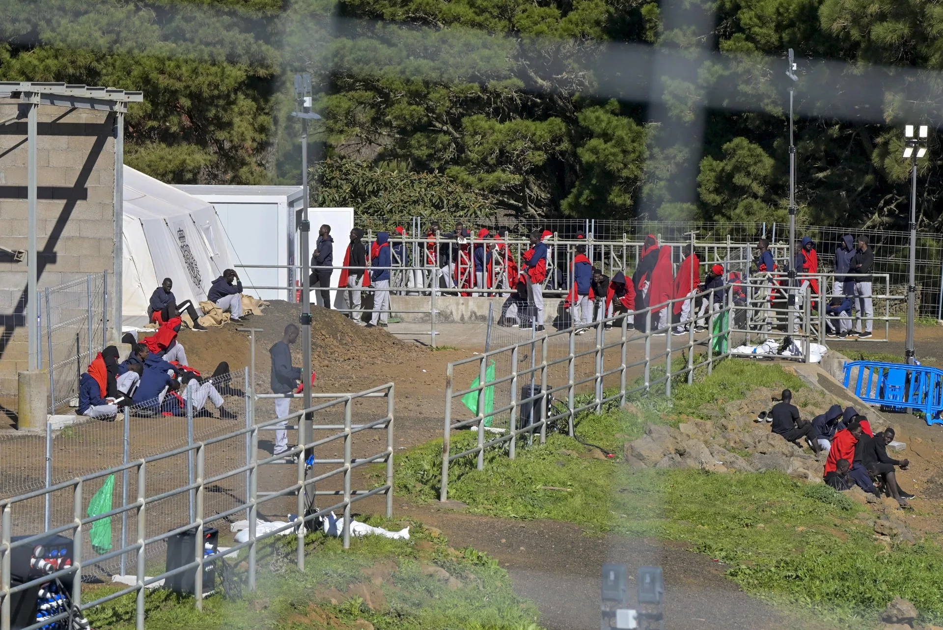 Vista de algunos de los 377 inmigrantes que permanecen alojados en el Centro de Acogida Temporal de Extranjeros (CATE) de El Hierro. / EFE – GELMERT FINOL