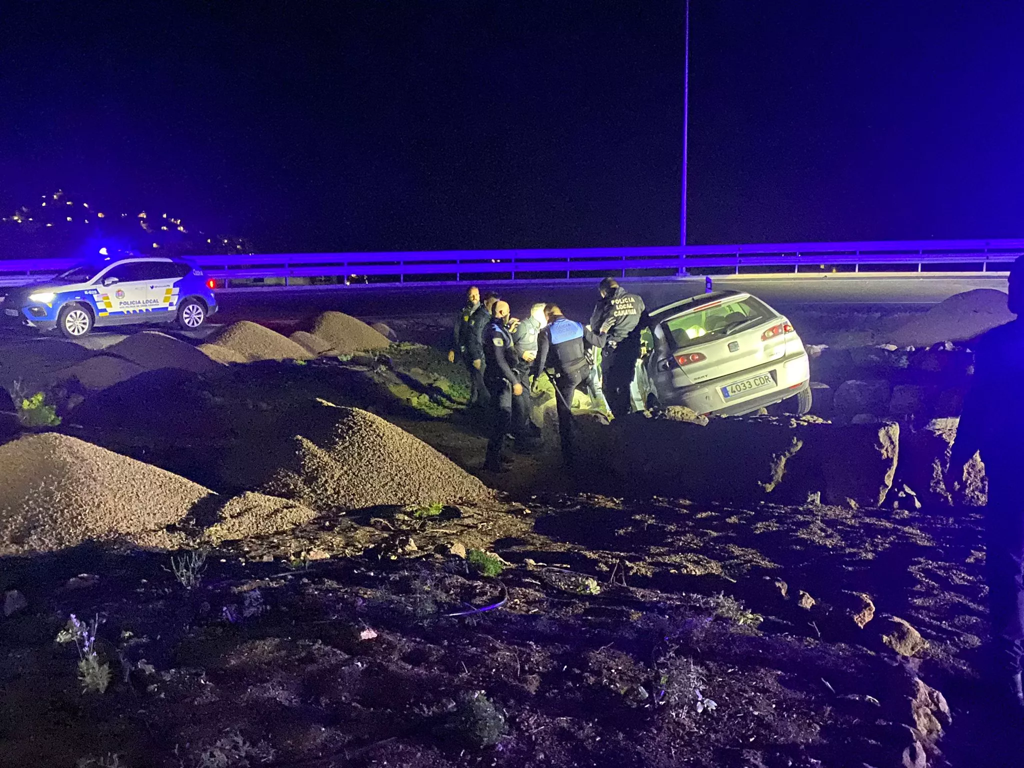 El vehículo accidentado en la rotonda de Lomo de Arucas-Santidad / AH